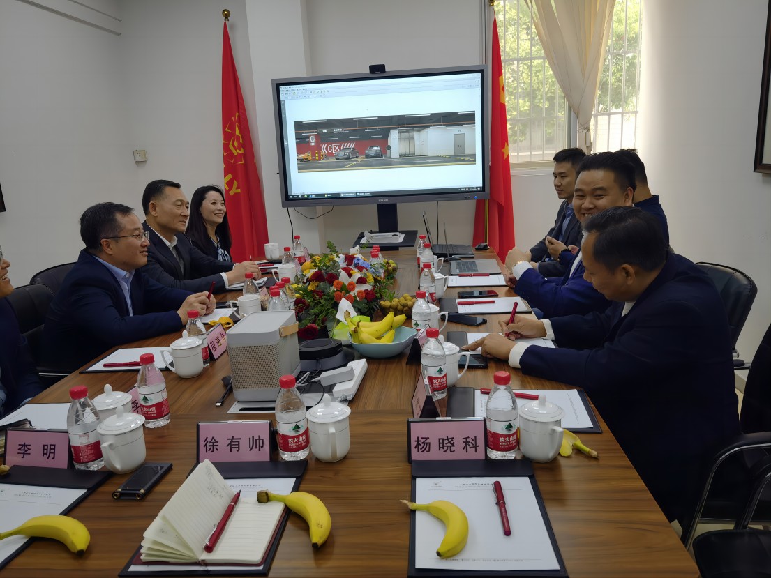 青島城陽(yáng)區領(lǐng)導及山大校友參訪(fǎng)赫立交流指導工作(圖3)